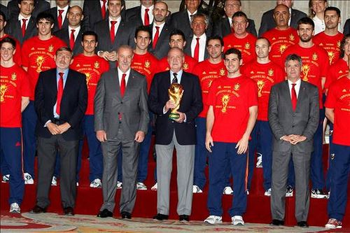 El Rey Juan Carlos sostiene el trofeo 