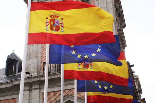 Banderas de España y la Unión Europea por Contando Estrelas.
