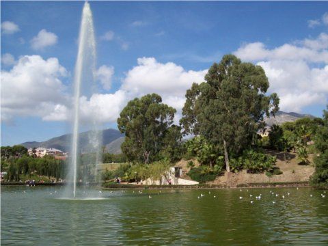 Parque de la Paloma lake