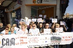 <strong>Protest outside CAM Bank - photo courtesy of La Verdad</strong> <br /><em> Finca Parcs community, taken on 21 May 2012 by Keith110</em>