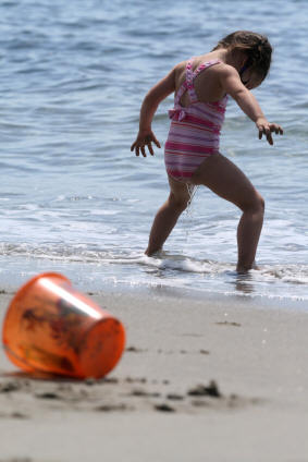 Kid weeing in sea