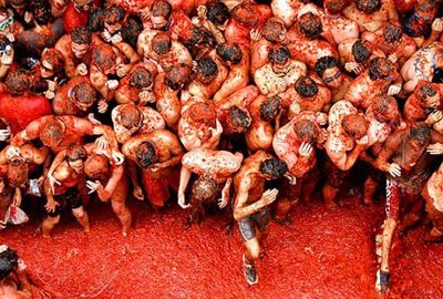 La tomatina tomato fight