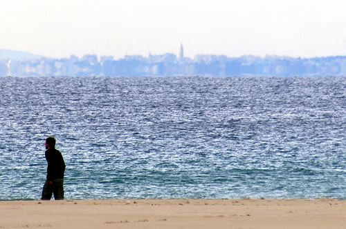 Paseando por la playa de Tarifa con Tánger al fondo por Chodaboy.