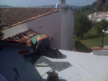 Spanish plumber's butt, just like any other, just tanned. Photo © snobb.net